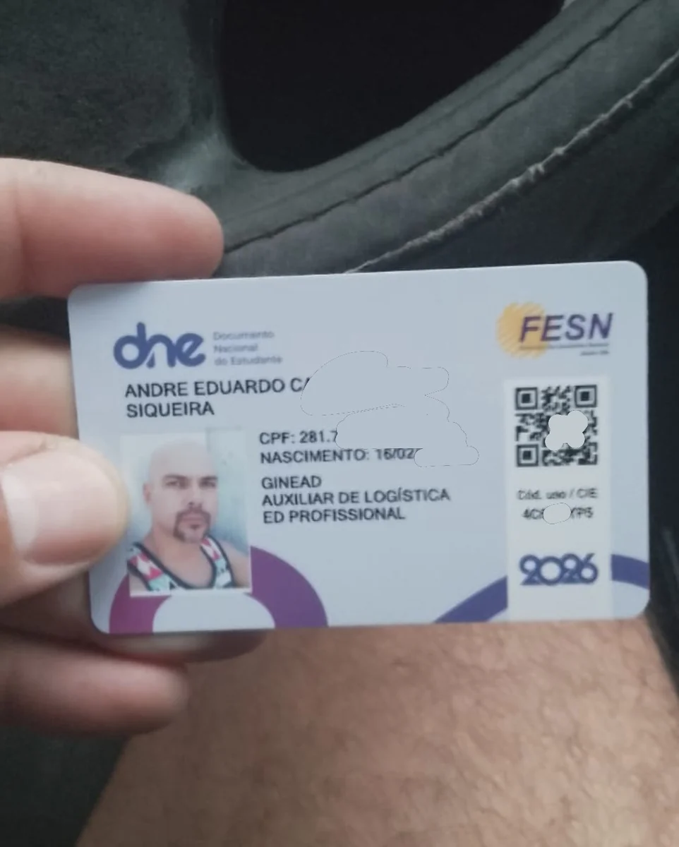 Cliente segurando a carteira estudantil física recebida