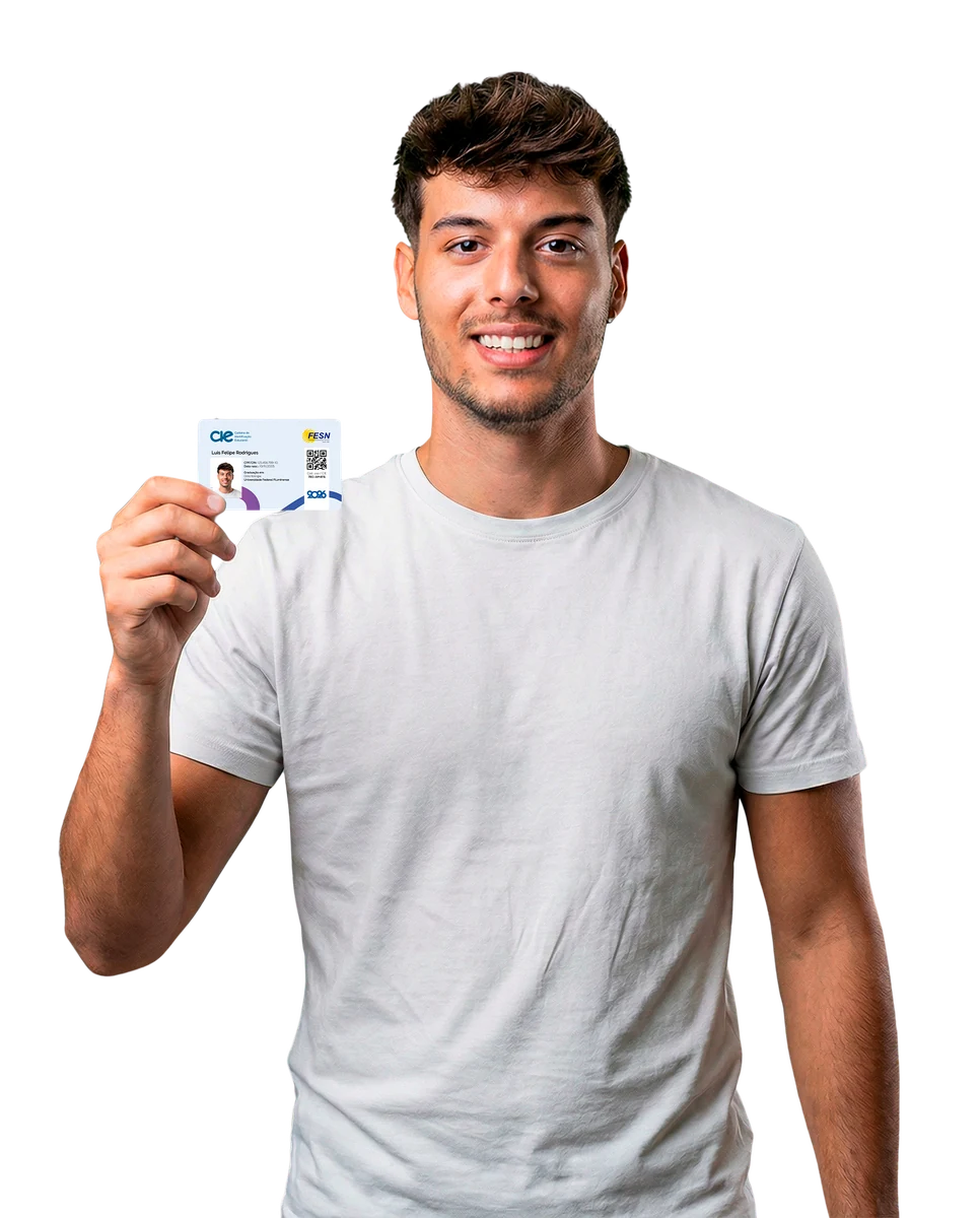 Estudante exibindo a carteira estudantil física