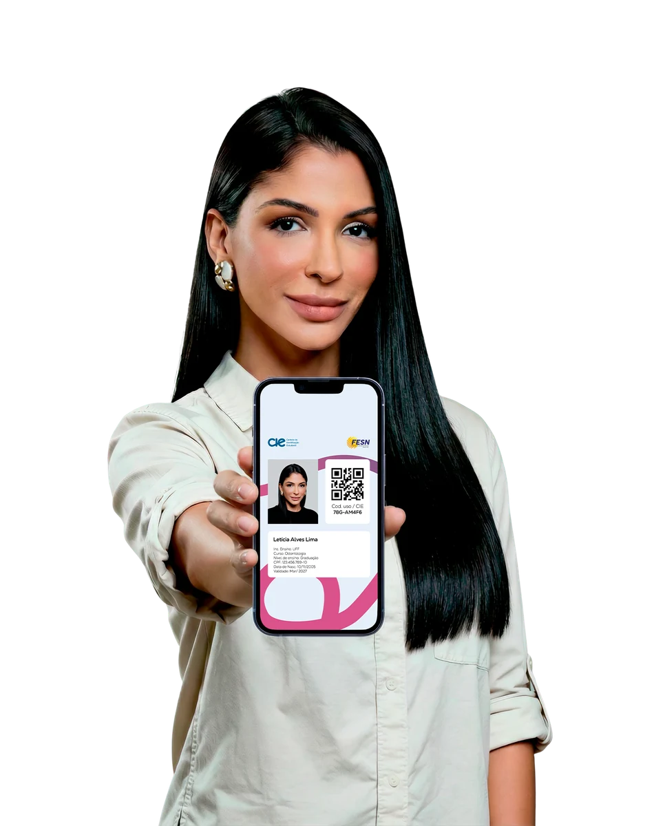 Modelo exibindo a carteira estudantil digital no celular