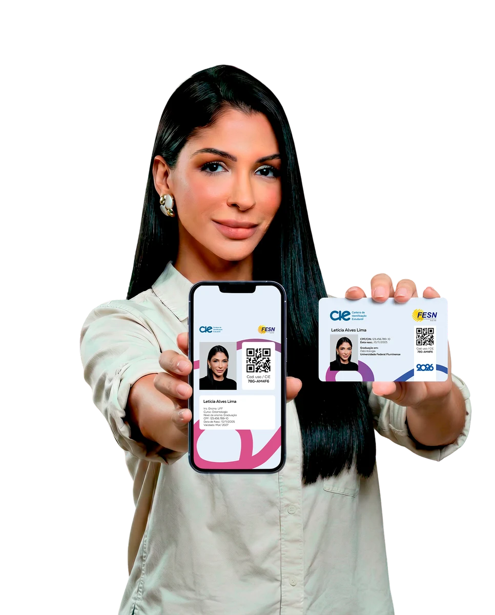 Modelo exibindo a carteira estudantil física e digital